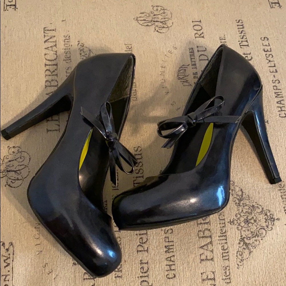 Princess Vera Wang pinup heels Bow